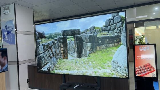 86 ιντσών 2000 νιτς 4K Μεγάλο IP55 Ανερόπλεκτο Εξωτερικό TV